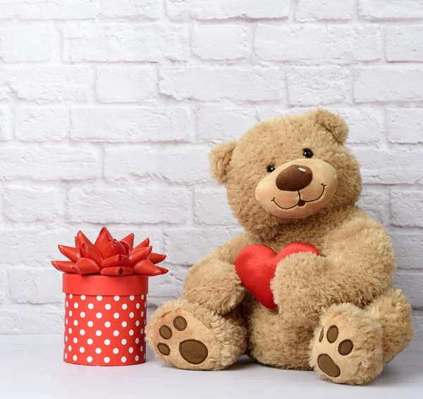 Großer Teddybär Und Pappschachtel Mit Roter Schleife Auf Weißem Backstein — Stockfoto