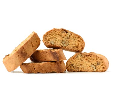 Fırında pişmiş İtalyan bademli bisküvisi, cantuccini kurabiyeleri geleneksel İtalyan Noel 'i, yeni yıl kuru kurabiyeleri. Beyaz arkaplanda izole edilmiş pişirme