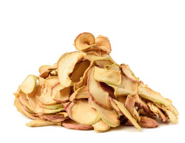 Kurutulmuş elma parçaları, beyaz arka planda izole edilmiş kuru meyveler.