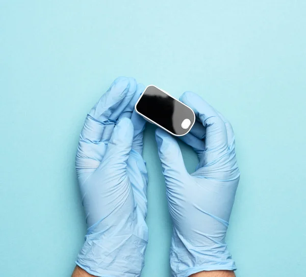 Oxímetro Pulso Electrónico Las Manos Médico Con Guantes Látex Azul — Foto de Stock