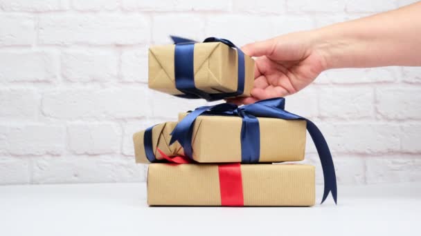 Rechthoekige Geschenkdoos Verpakt Bruin Papier Gebonden Met Een Zijden Lint — Stockvideo