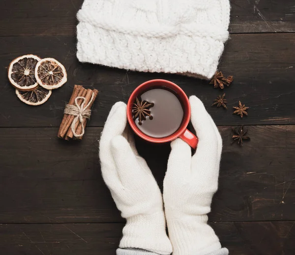 Zwei Hände Weißen Strickhandschuhen Halten Eine Rote Tasse Mit Einem — Stockfoto