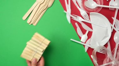 beyaz plastik tek kullanımlık sofra takımı, bir kadının elinin yanına alternatif bir kağıt geri dönüşümlü sofra takımı ve diğer şeyler koyar, çevresel koruma kavramı, sıfır atık 