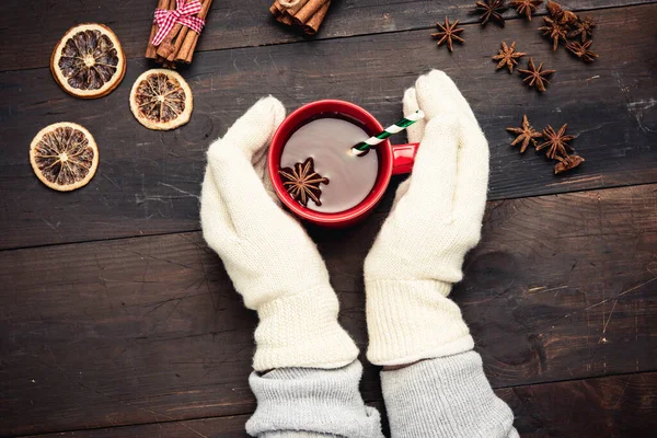 Zwei Hände Weißen Strickhandschuhen Halten Eine Rote Tasse Mit Einem — Stockfoto