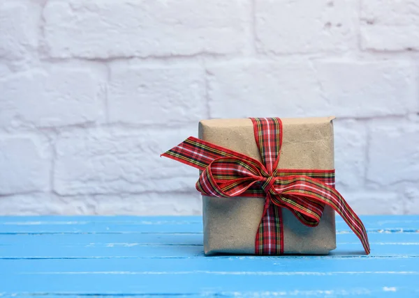 Vierkante Doos Met Een Geschenk Verpakt Bruin Papier Gebonden Met — Stockfoto