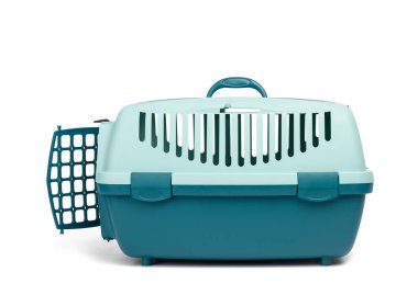 Beyaz arka plan, kenar görüş izole kediler ve köpekler için büyük plastik taşıyıcı kafes