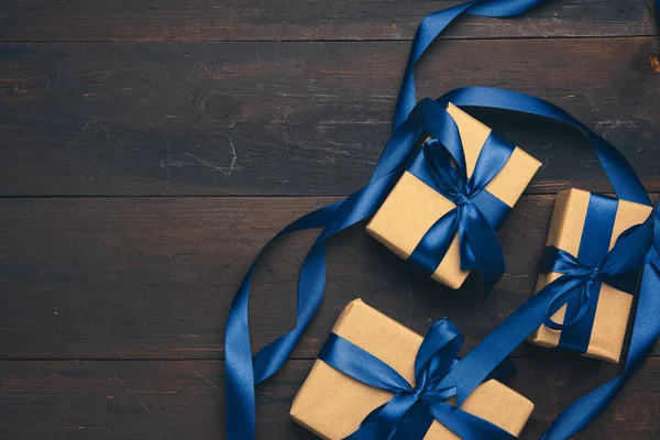 Rechthoekige Doos Verpakt Bruin Papier Gebonden Met Een Blauw Satijnen — Stockfoto