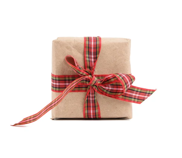 方块盒 用褐色牛皮纸包裹 用红丝带捆扎 礼物用白色背景隔开 — 图库照片