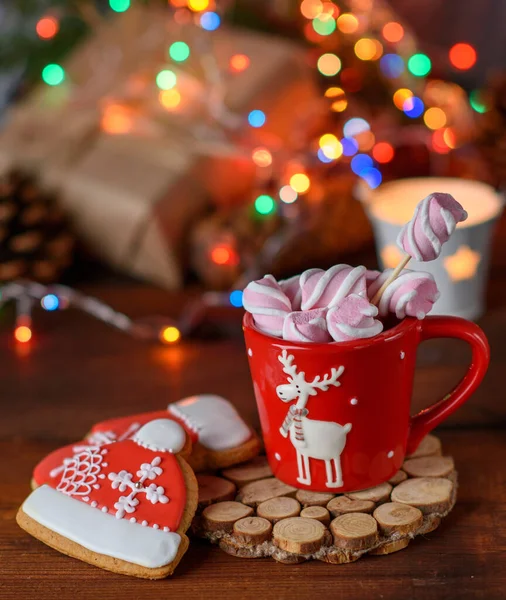 Red Ceramic Cup Cocoa Marshmallows Baked Gingerbread Christmas Lights — Stock Photo, Image