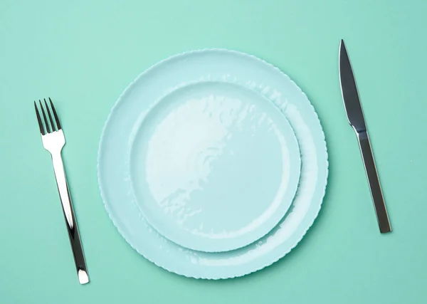 Ceramic Plates Fork Knife Green Background Top View Table Setting — Stock Photo, Image