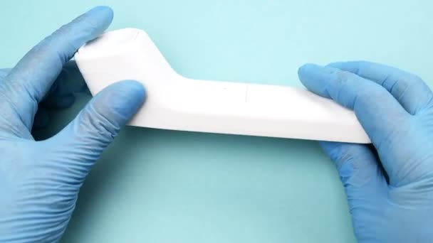 Tangan Dalam Sarung Tangan Lateks Biru Memegang Termometer Elektronik Untuk — Stok Video