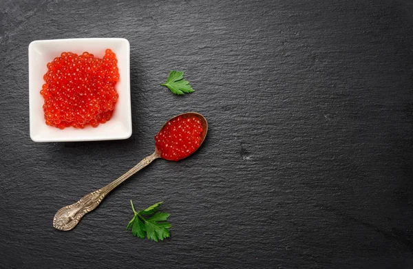 Verse Korrelige Rode Chum Zalm Kaviaar Een Witte Keramische Kom — Stockfoto