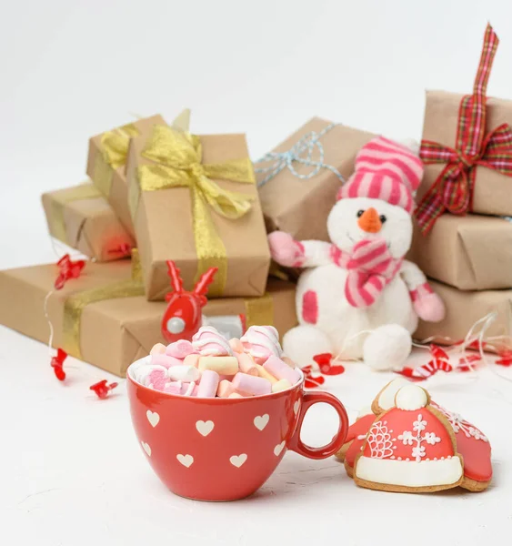 Große Rote Keramiktasse Mit Kakao Und Marshmallows Hinter Einer Geschenkschachtel — Stockfoto