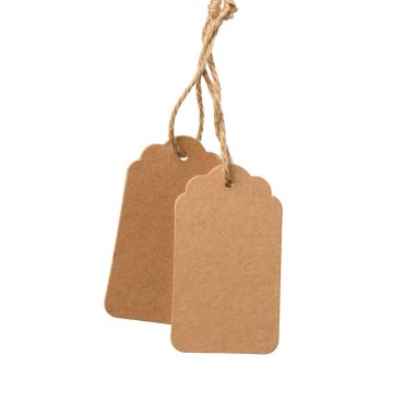 Beyaz arkaplanda izole edilmiş bir halat üzerinde boş kahverengi dikdörtgen kağıt etiket, fiyat için şablon, indirim