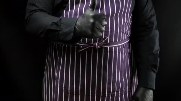 Mężczyzna Gotować Czarny Mundur Czarne Rękawice Lateksowe Pokazuje Jak Gest — Wideo stockowe