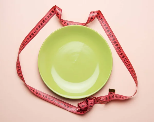 Green Plate Red Measuring Tape Beige Background Weight Loss Concept — Stock Photo, Image