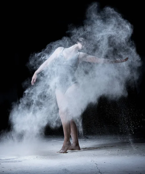 Mujer Con Una Figura Deportiva Bailando Una Nube Harina Blanca — Foto de Stock
