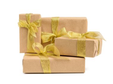 Kahverengi kraft kağıdına sarılı ve ipek kurdeleyle bağlanmış hediyeler yığını, beyaz arkaplanda izole edilmiş kutular, tasarımcı unsuru