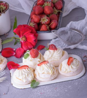 Çırpılmış protein ve krem şantili fırında kek, Pavlova tatlısı, üst manzara.