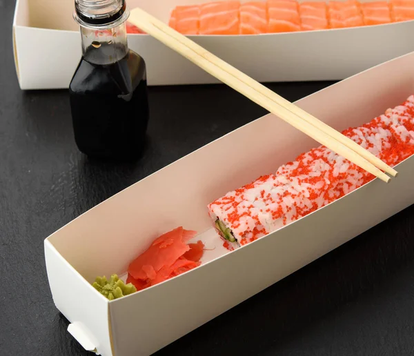 Sushi Califórnia Com Caviar Tobiko Vermelho Fatias Sushi Filadélfia Com — Fotografia de Stock