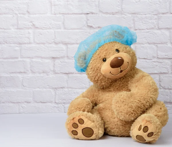 Brauner Teddybär Sitzt Medizinischer Einwegkappe Vor Dem Hintergrund Einer Weißen — Stockfoto