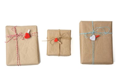 kahverengi kraft kağıdına sarılı ve iple bağlanmış kutu, beyaz arkaplanda izole edilmiş hediye, üst görünüm