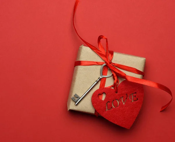 Caja Cuadrada Con Arco Seda Roja Corazón Textil Sobre Fondo — Foto de Stock