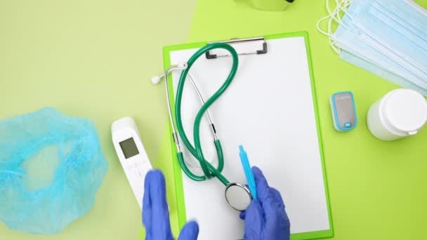 Mano Guante Látex Azul Pone Suministros Médicos Una Mesa Verde — Vídeo de stock