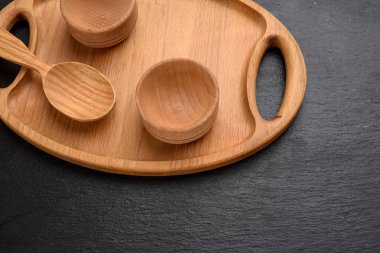 boş oval kahverengi tahta tepsi tahtası siyah arka plan, üst görünüm