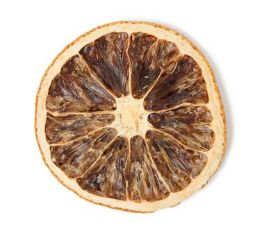 beyaz arkaplanda izole edilmiş kuru turuncu dilim, üst görünüm