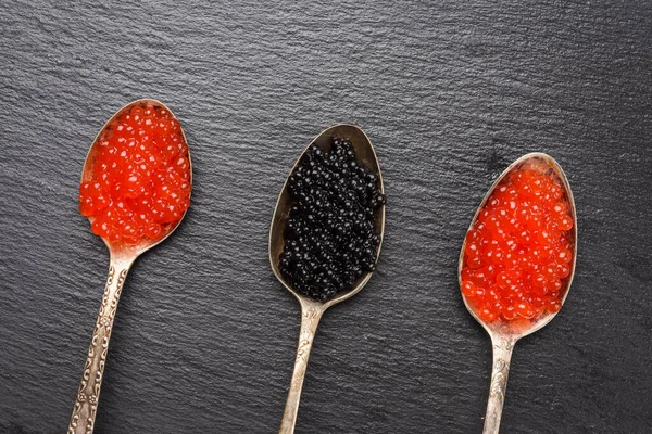 Caviale Pesce Pagaia Caviale Salmone Rosso Cucchiaio Fondo Nero Vista — Foto Stock