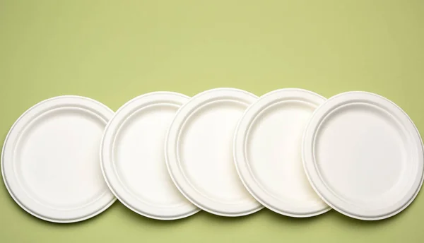 Empty White Paper Disposable Plates Green Background Top View Concept Royalty Free Stock Images