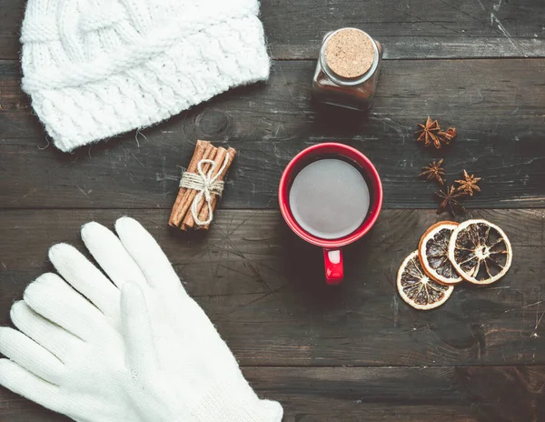 Weiße Strickhandschuhe Und Rote Tasse Mit Einem Getränk Auf Einem — Stockfoto