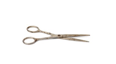 Çok eski bir metal terzi makası. Beyaz arka planda izole edilmiş. Yakın plan.