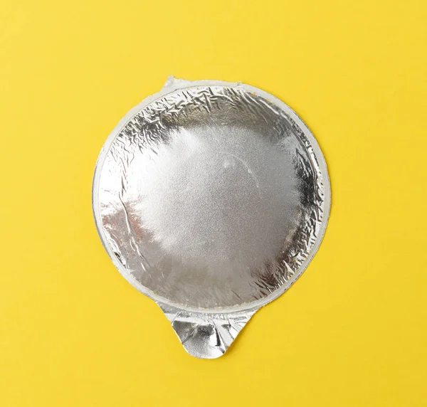 Rond Aluminium Dun Deksel Voor Kunststof Yoghurtpotten Een Gele Achtergrond — Stockfoto