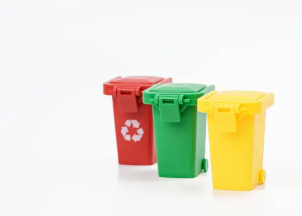 Contenedor Clasificación Residuos Plástico Rojo Amarillo Verde Sobre Fondo Blanco — Foto de Stock