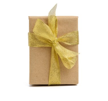 kahverengi kraft kağıdına sarılı kutu ve golen kurdeleyle bağlanmış, beyaz arkaplanda hediye
