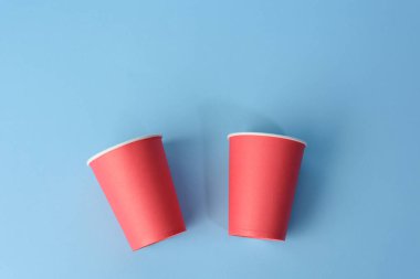  Kırmızı kağıt bardaklar mavi arka planda, konsept çevre dostu, sıfır atık 