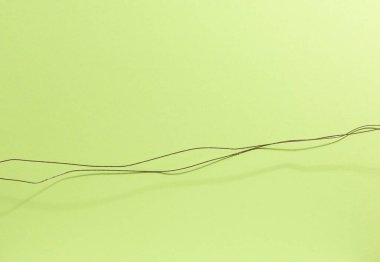 Açık yeşil kağıt dokusu ve paslı kablo, tam çerçeve