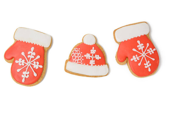 печеные пряники в форме варежки и покрытые красной глазурью, классический рождественский десерт