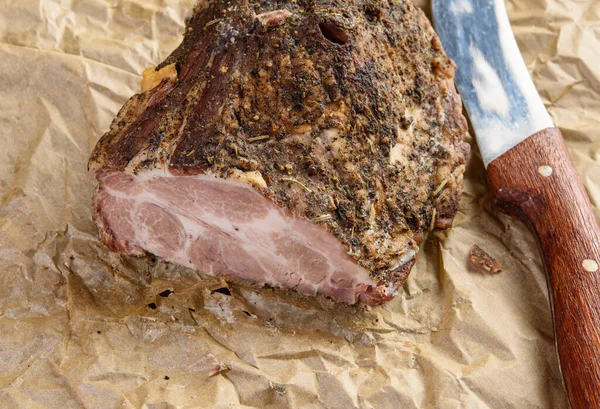 Potongan Panggang Dari Daging Babi Dibumbui Pada Kertas Perkamen Coklat — Stok Foto
