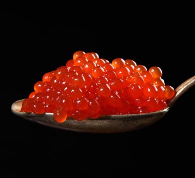 Tahıllı kırmızı somon balığı havyarı, metal kaşıkta, lezzetli ve sağlıklı yemekler, yakın çekim.