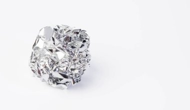 Beyaz arkaplanda buruşmuş gri folyo parçası, boşluğu kopyala