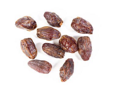 Beyaz arkaplanda izole edilmiş kurutulmuş tarihler, üst görünüm