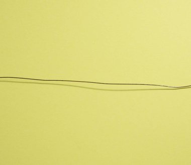 Açık yeşil kağıt dokusu ve paslı kablo, tam çerçeve