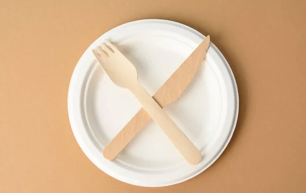 Empty White Paper Plate Wooden Knife Fork Objects Crossed — Stock Photo, Image