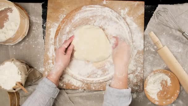 Dwie Samice Rąk Ugniatają Ciasto Białej Mąki Pszennej Drewnianej Desce — Wideo stockowe