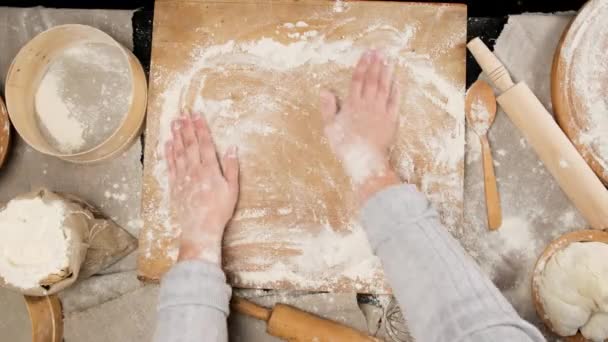 2人の女性の手が白い小麦粉をテーブルの上に振りかける — ストック動画