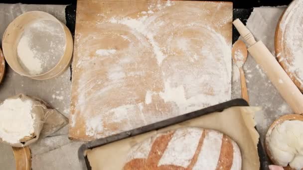 Masanın Üzerine Iki Kadın Eli Koy Üstünde Ekmek Olan Metal — Stok video