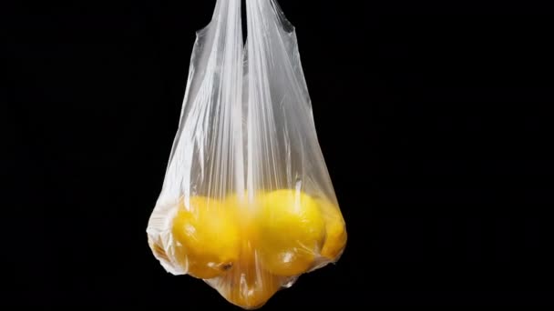 Citrons Jaunes Mûrs Trouvent Dans Sac Plastique Transparent Sur Fond — Video